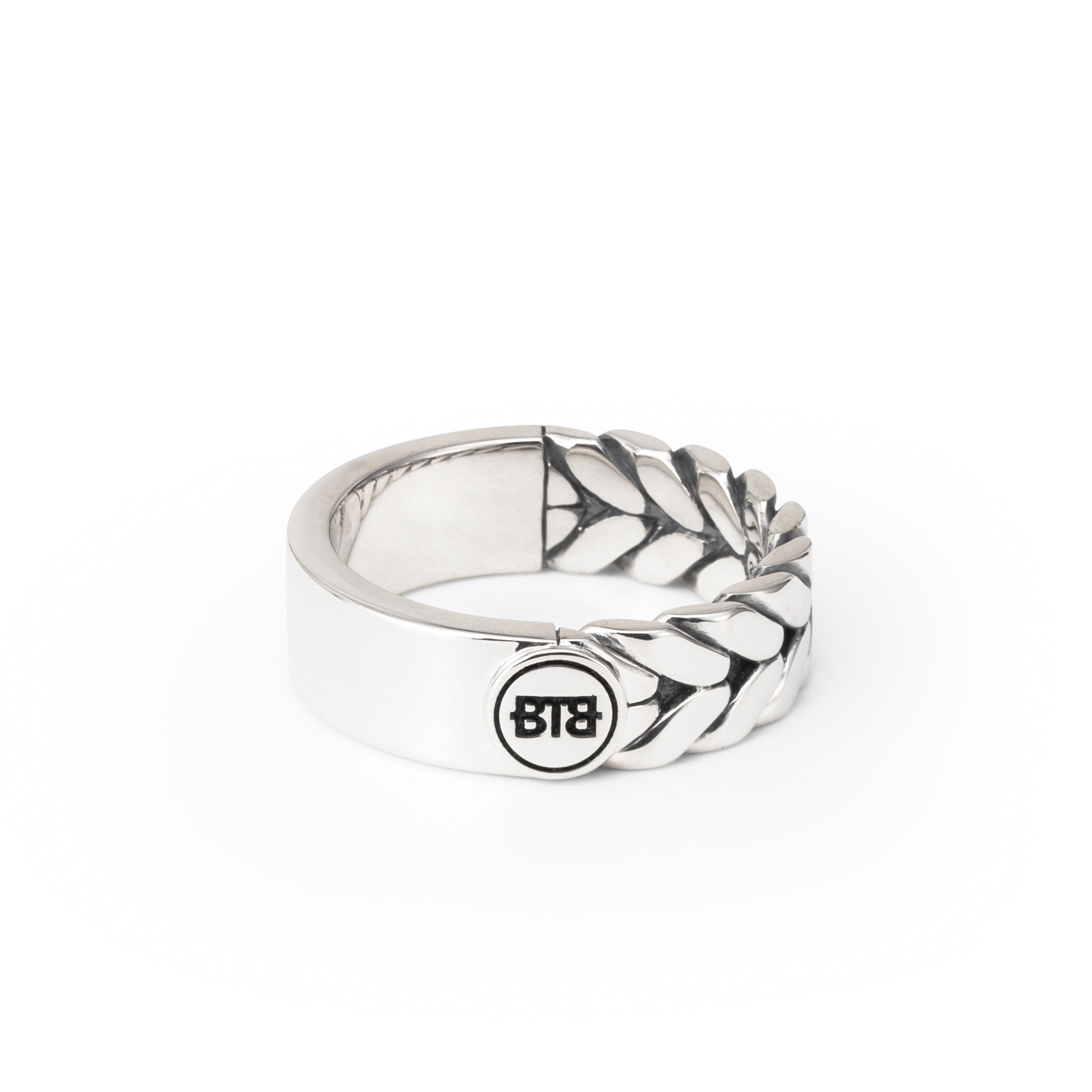 De Barbara Dual Ring is vervaardigd uit gerecycled sterling zilver en kenmerkt zich door een gladde zijde en een geweven, iconische Barbara textuur. Deze ring is perfect om jouw unieke verhaal te creëren, aangezien hij graveerbaar is. De Barbara Dual Ring is breder dan de Barbara Small Dual Ring. De diepte en elegantie van de Barbara weving maken deze ring tijdloos. Ontworpen in Amsterdam en duurzaam geproduceerd in Zuidoost-Azië. Wij geloven dat je alles in het leven moet vieren. Vind jij dat ook?